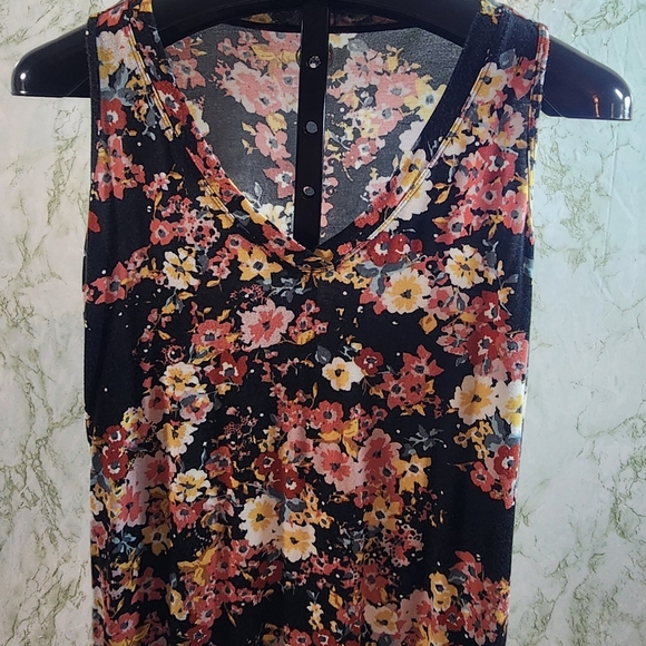 Maurices 24/7 Pretty Floral Vneck Tank - Picture 2 of 10